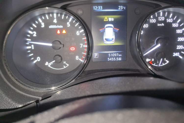 Used Nissan Qashqai 2016 2.0L CVT Elite Edition Odometer Close Up
