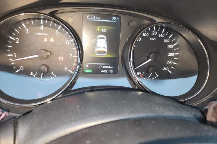 Used Nissan Qashqai 2016 2.0L CVT Luxury Edition Odometer Close Up