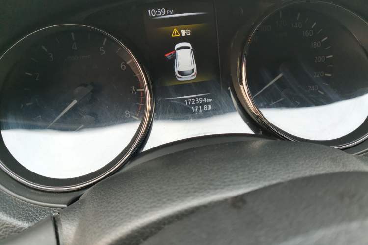 Used Nissan Qashqai 2016 2.0L CVT Luxury Edition Odometer Close Up