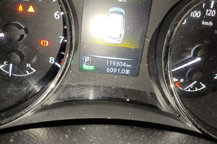 Used Nissan Qashqai 2016 2.0L CVT Luxury Edition Odometer Close Up