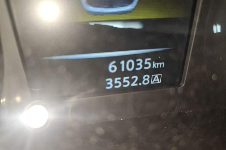 Used Nissan Qashqai 2016 2.0L CVT Elite Edition Odometer Close Up