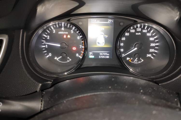 Used Nissan Qashqai 2016 2.0L CVT Elite Edition Odometer Close Up