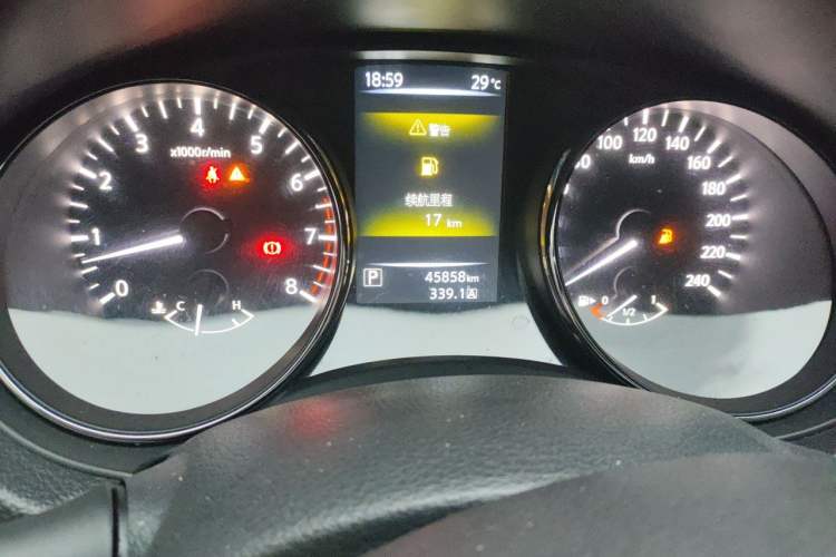 Used Nissan Qashqai 2016 2.0L CVT Elite Edition Odometer Close Up