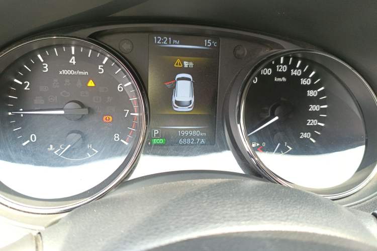 Used Nissan Qashqai 2016 2.0L CVT Elite Edition Odometer Close Up