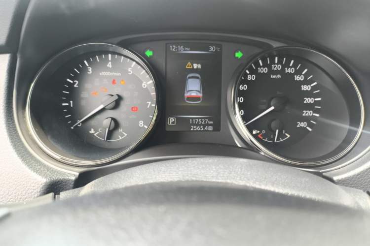 Used Nissan Qashqai 2016 2.0L CVT Luxury Edition Odometer Close Up