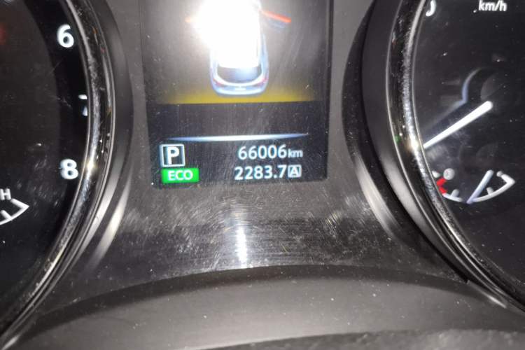 Used Nissan Qashqai 2016 2.0L CVT Elite Edition Odometer Close Up
