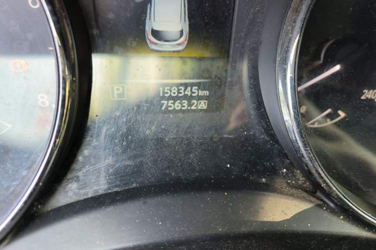 Used Nissan Qashqai 2016 2.0L CVT Elite Edition Odometer Close Up