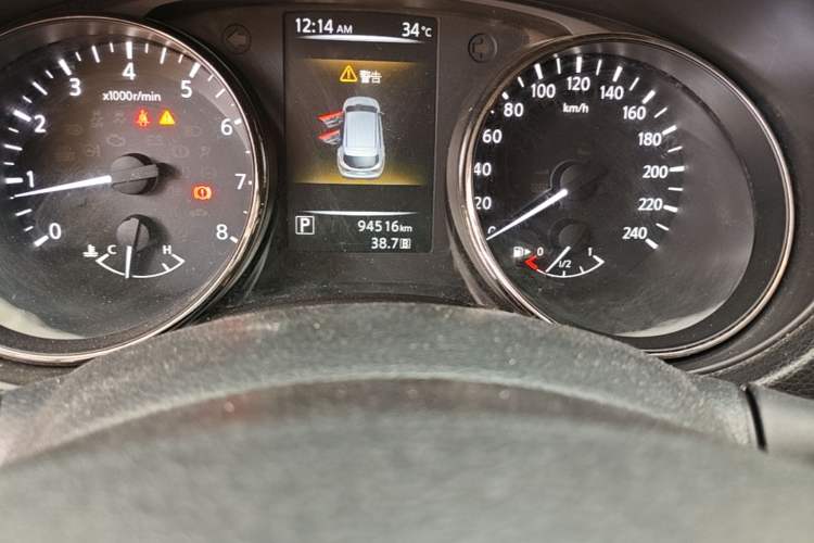 Used Nissan Qashqai 2016 2.0L CVT Elite Edition Odometer Close Up