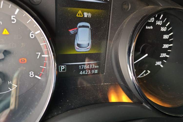 Used Nissan Qashqai 2016 2.0L CVT Luxury Edition Odometer Close Up