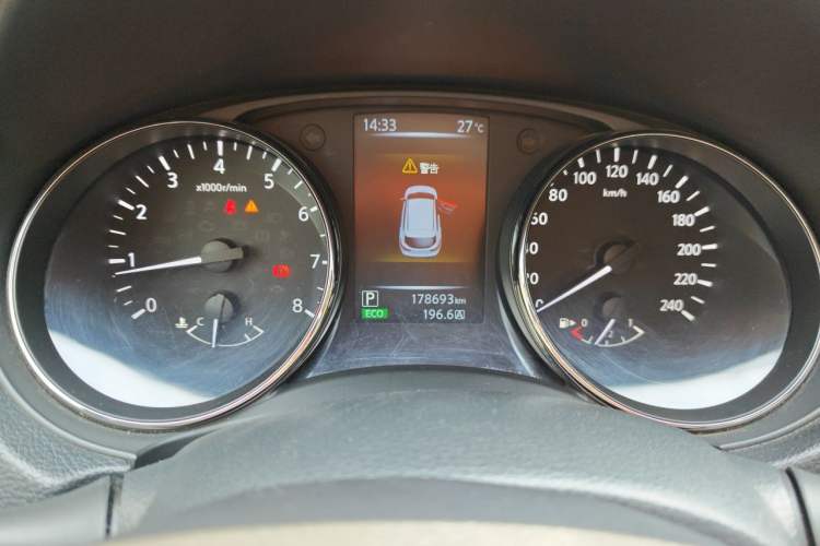 Used Nissan Qashqai 2016 2.0L CVT Elite Edition Odometer Close Up