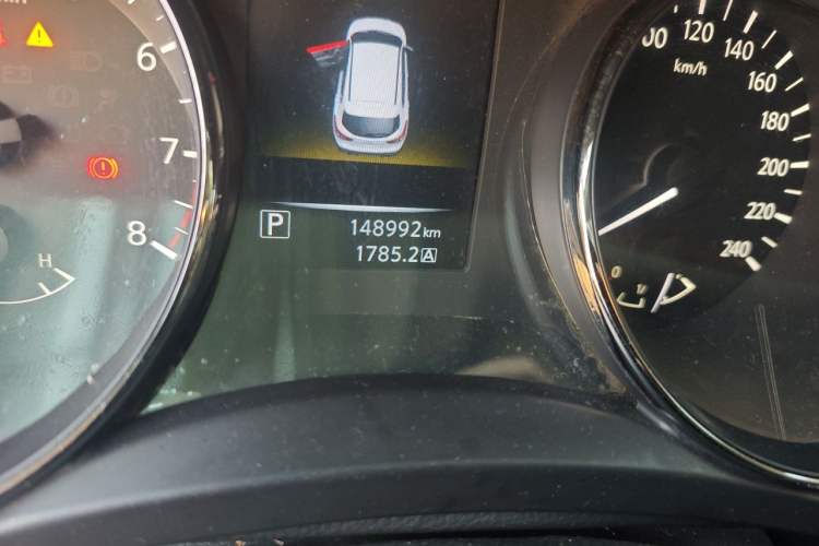 Used Nissan Qashqai 2016 2.0L CVT Elite Edition Odometer Close Up