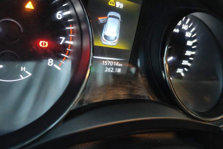 Used Nissan Qashqai 2016 2.0L CVT Elite Edition Odometer Close Up