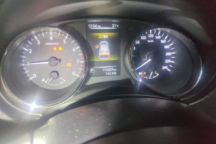 Used Nissan Qashqai 2016 2.0L CVT Elite Edition Odometer Close Up
