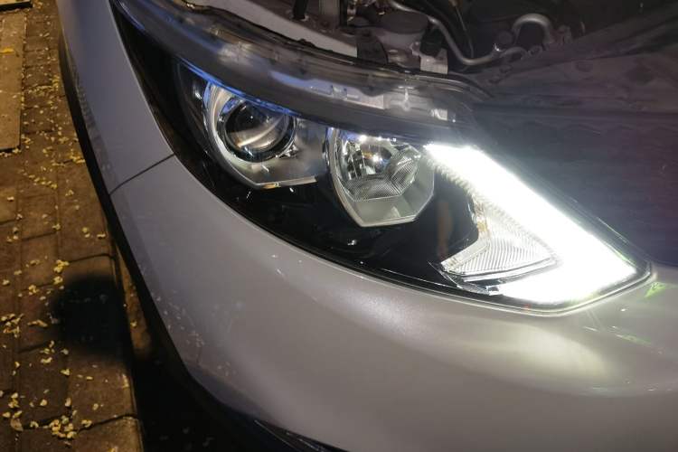 Used Nissan Qashqai 2016 2.0L CVT Luxury Edition Right Front Headlight
