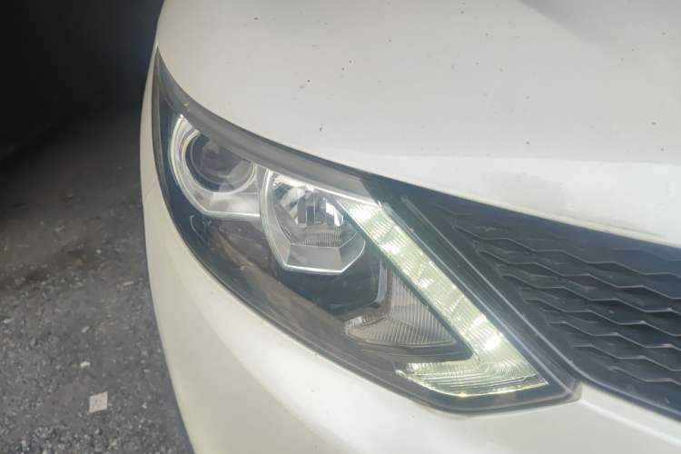 Used Nissan Qashqai 2016 2.0L CVT Elite Edition Right Front Headlight