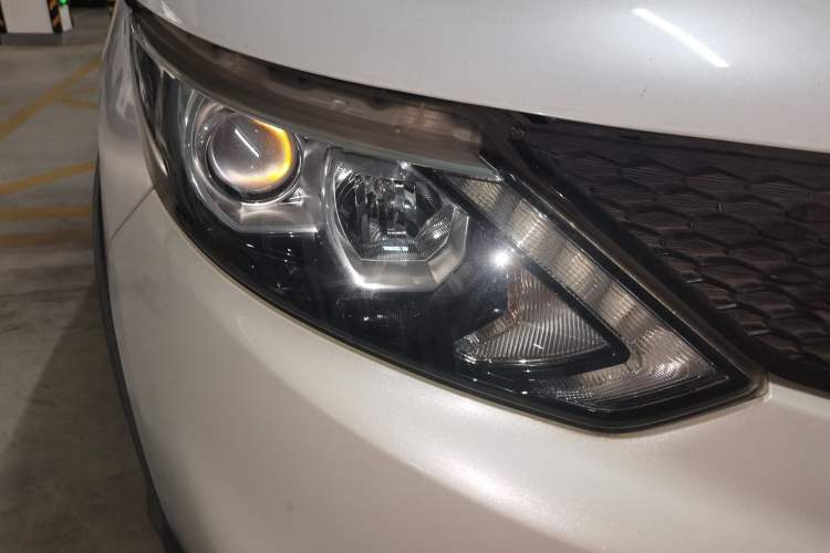 Used Nissan Qashqai 2016 2.0L CVT Elite Edition Right Front Headlight