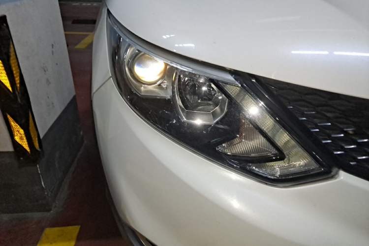 Used Nissan Qashqai 2016 2.0L CVT Elite Edition Right Front Headlight