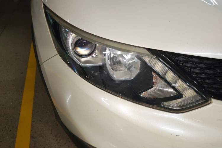 Used Nissan Qashqai 2016 2.0L CVT Luxury Edition Right Front Headlight