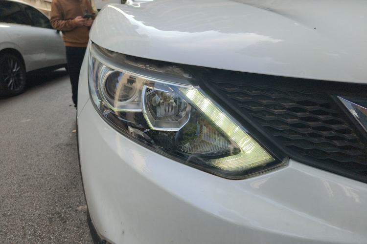 Used Nissan Qashqai 2016 2.0L CVT Elite Edition Right Front Headlight