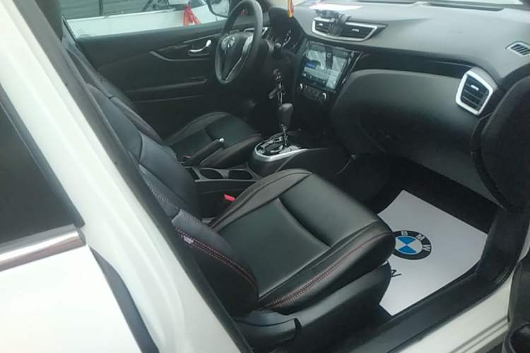 Used Nissan Qashqai 2016 2.0L CVT Elite Edition Right Front Seat