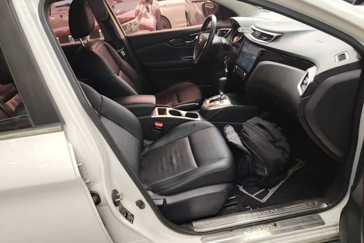 Used Nissan Qashqai 2016 2.0L CVT Elite Edition Right Front Seat