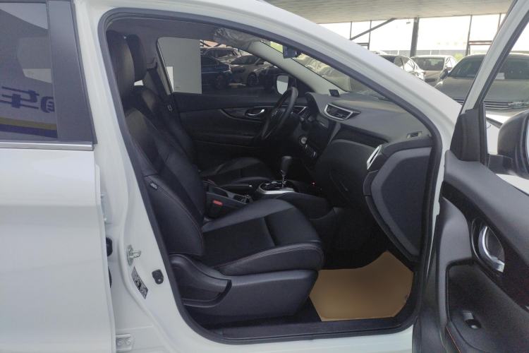 Used Nissan Qashqai 2016 2.0L CVT Elite Edition Right Front Seat