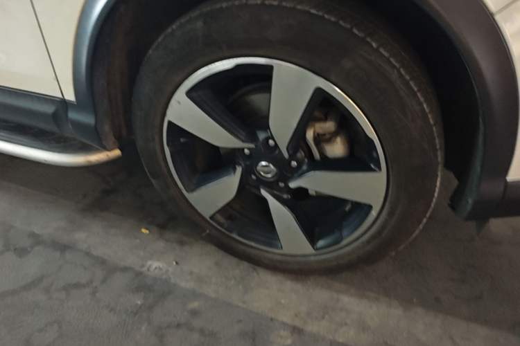 Used Nissan Qashqai 2016 2.0L CVT Luxury Edition Right Front Wheel Hub