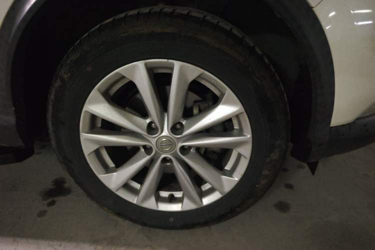 Used Nissan Qashqai 2016 2.0L CVT Elite Edition Right Front Wheel Hub