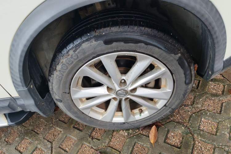 Used Nissan Qashqai 2016 2.0L CVT Elite Edition Right Front Wheel Hub