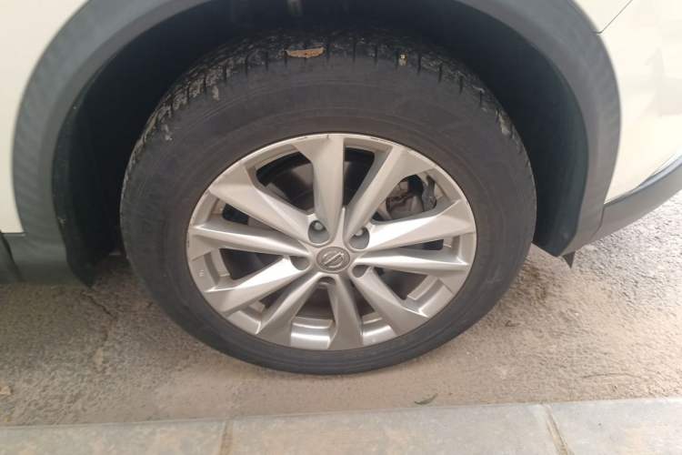 Used Nissan Qashqai 2016 2.0L CVT Elite Edition Right Front Wheel Hub