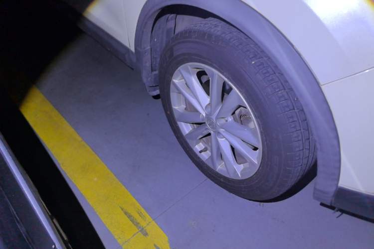 Used Nissan Qashqai 2016 2.0L CVT Elite Edition Right Front Wheel Hub