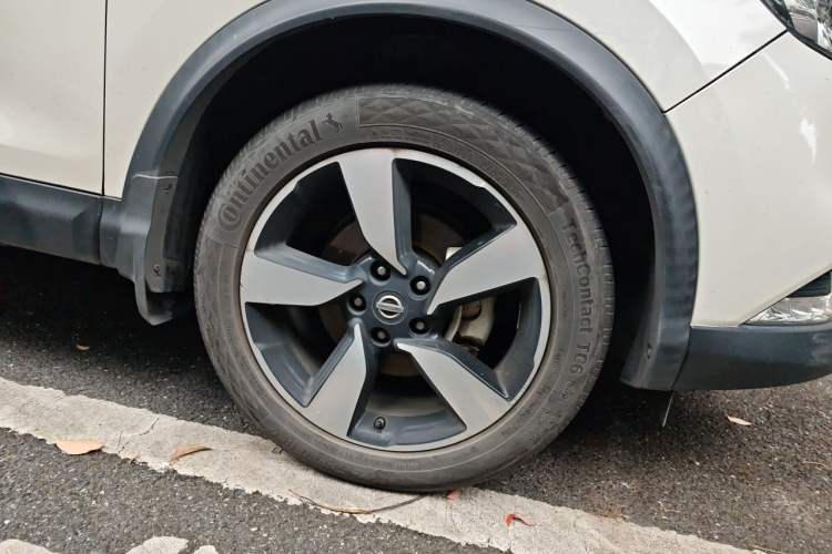 Used Nissan Qashqai 2016 2.0L CVT Luxury Edition Right Front Wheel Hub
