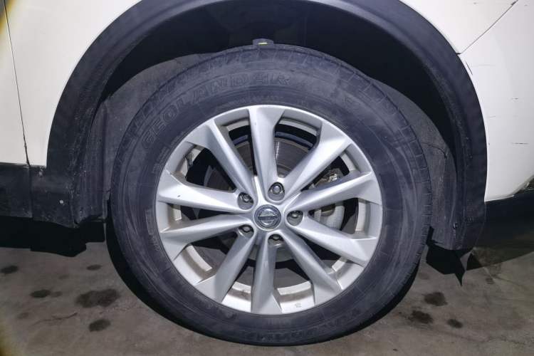 Used Nissan Qashqai 2016 2.0L CVT Elite Edition Right Front Wheel Hub
