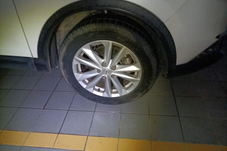 Used Nissan Qashqai 2016 2.0L CVT Elite Edition Right Front Wheel Hub