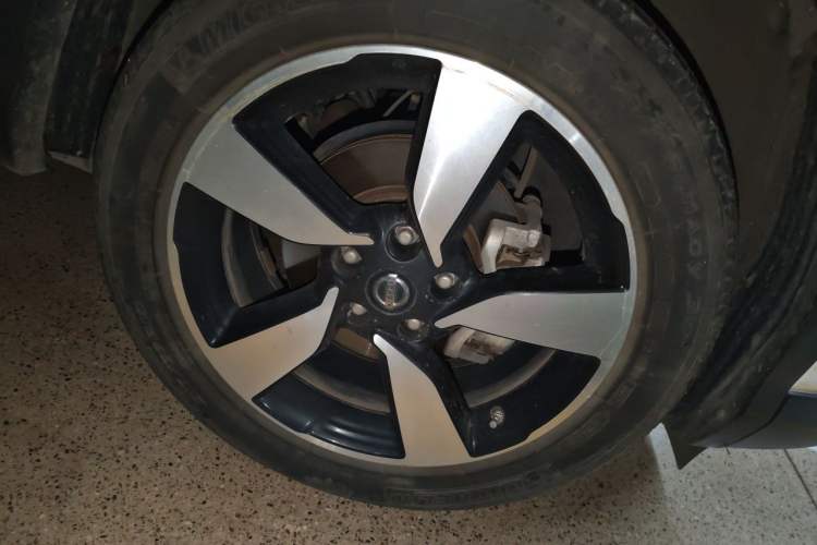 Used Nissan Qashqai 2016 2.0L CVT Luxury Edition Right Front Wheel Hub
