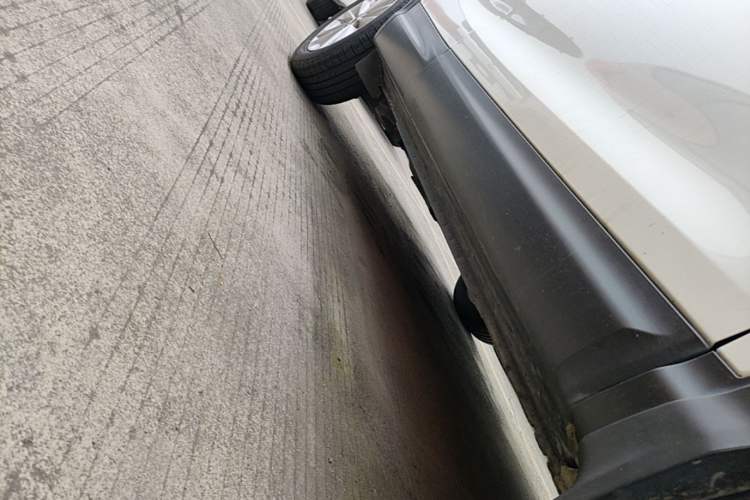 Used Nissan Qashqai 2016 2.0L CVT Elite Edition Right Side Sill