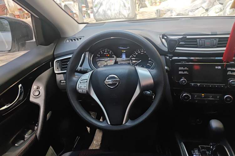 Used Nissan Qashqai 2016 2.0L CVT Elite Edition Steering Wheel