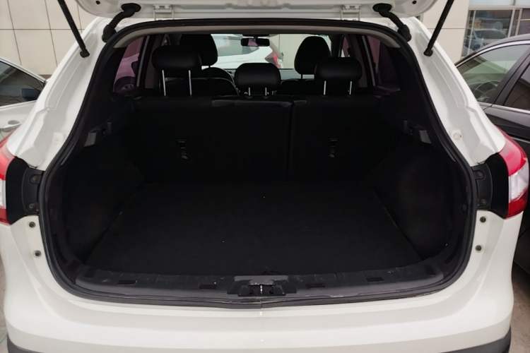 Used Nissan Qashqai 2016 2.0L CVT Luxury Edition Trunk