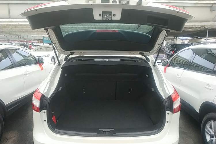 Used Nissan Qashqai 2016 2.0L CVT Elite Edition Trunk