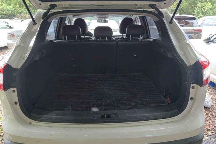 Used Nissan Qashqai 2016 2.0L CVT Elite Edition Trunk