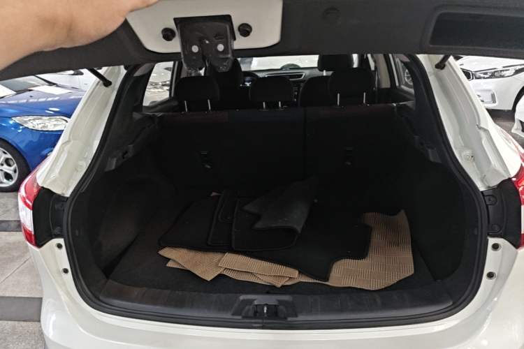 Used Nissan Qashqai 2016 2.0L CVT Elite Edition Trunk