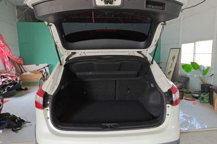 Used Nissan Qashqai 2016 2.0L CVT Elite Edition Trunk