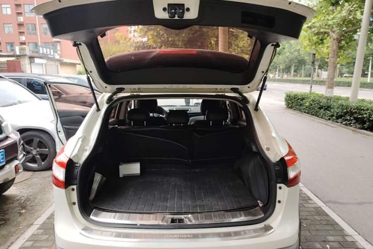 Used Nissan Qashqai 2016 2.0L CVT Elite Edition Trunk