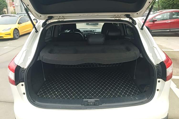 Used Nissan Qashqai 2016 2.0L CVT Elite Edition Trunk