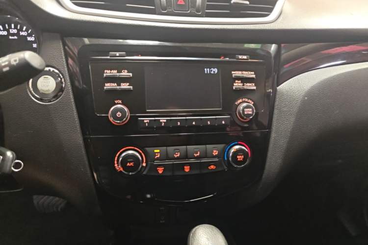 Used Nissan Qashqai 2016 2.0L CVT Elite Edition Audio And AC Panel