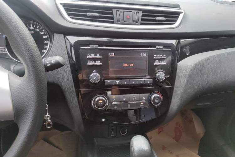 Used Nissan Qashqai 2016 2.0L CVT Elite Edition Audio And AC Panel