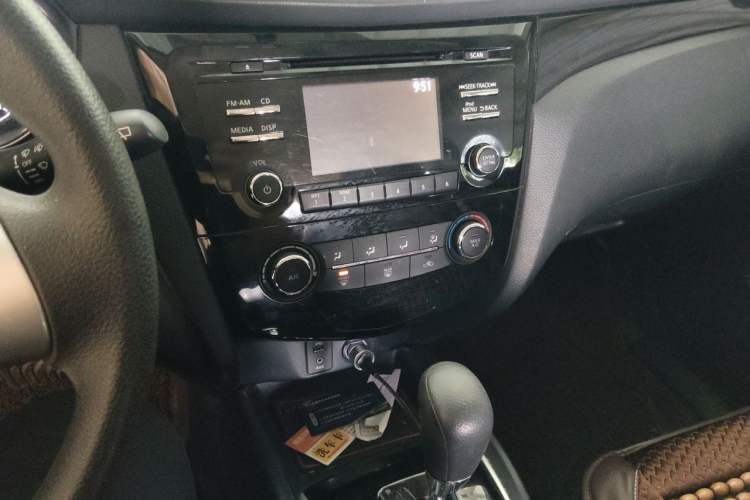 Used Nissan Qashqai 2016 2.0L CVT Elite Edition Audio And AC Panel