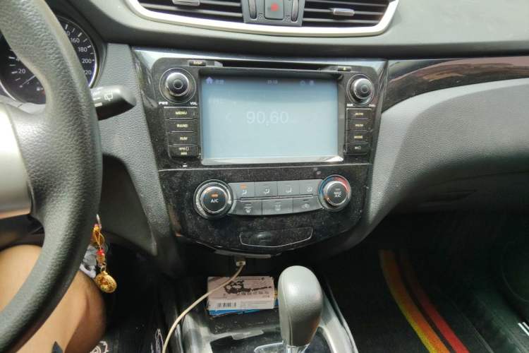 Used Nissan Qashqai 2016 2.0L CVT Elite Edition Audio And AC Panel