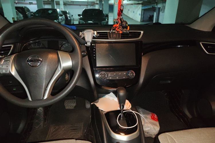 Used Nissan Qashqai 2016 2.0L CVT Elite Edition Center Console