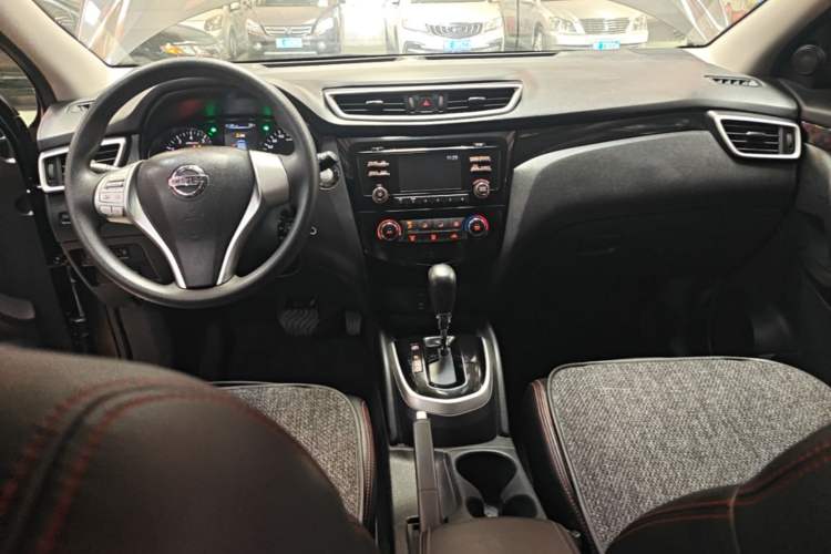 Used Nissan Qashqai 2016 2.0L CVT Elite Edition Center Console